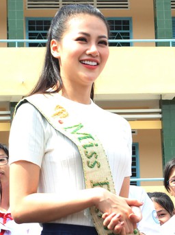 Hoa hậu Nguyễn Phương Khánh giao lưu tại trường cũ