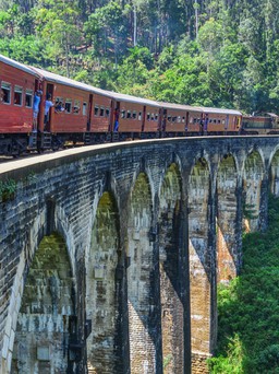 Băng qua cầu đường sắt Nine Arch ở Sri Lanka