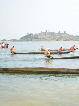 Những chiếc thuyền độc mộc trên sông Pô Kô