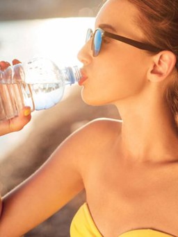 Uống nước đóng chai có an toàn?