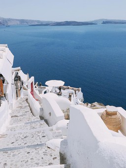 'Sống ảo' ở Santorini chỉ hai màu trắng xanh