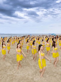 Trình diễn flashmob bikini ở biển Đà Nẵng
