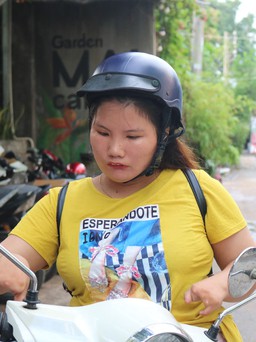 Cô gái chỉ 4 ngón tay: 'Tôi xài tiền do mình làm ra, nuôi con gái nhỏ'