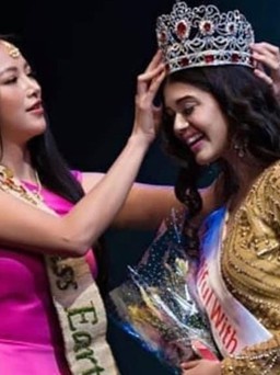 Phương Khánh mặc váy hở gợi cảm trao vương miện cho Hoa hậu Ấn Độ