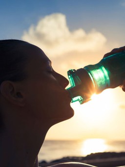 Uống nước trong chai nhựa để lâu ngoài nắng nóng, tốt hay xấu?