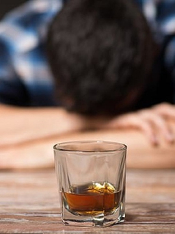 WHO khẳng định uống rượu không ngừa COVID-19