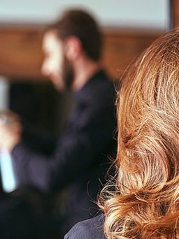 Phòng dịch COVID-19: Tại sao không nên làm tóc ở tiệm trong mùa dịch?