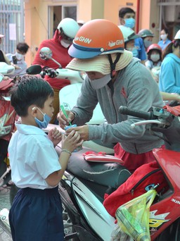 Dinh dưỡng cho trẻ đến trường mùa nắng nóng