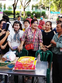 NSND Lệ Thủy: 'Cái tình của nghệ sĩ không bỏ rơi nhau'