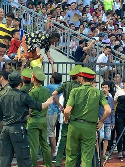 'Có tốn kém mấy cũng phải thuê vệ sĩ soát vé sân Hà Tĩnh'