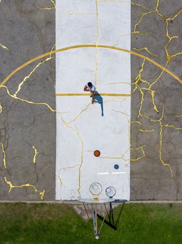 'Vá' sân bóng rổ bằng nhựa phủ vàng theo nghệ thuật Nhật Bản