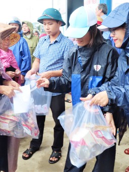 CJ Foods Việt Nam tiếp tục trao tiền, quà hơn 1,3 tỉ đồng cho bà con vùng lũ