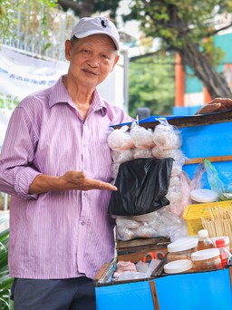 Xe bánh tráng trộn mỗi năm tăng giá 1.000 đồng: Bí quyết muối tôm 'huyền thoại'