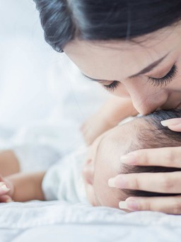 Nguy cơ truyền bệnh khi người lạ hôn trẻ sơ sinh
