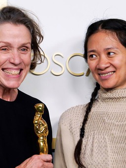 Nữ đạo diễn châu Á đầu tiên đoạt Oscar với câu chuyện về nước Mỹ