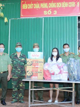 Trao quà cho lực lượng phòng, chống dịch tại biên giới tỉnh Tây Ninh