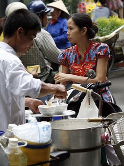 Người Hà Nội - Chuyện ăn, chuyện uống một thời: Những kiểu uống mang phong vị Trung Hoa