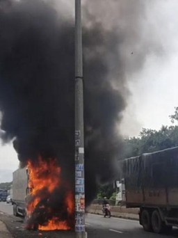 Long Khánh: Xe đầu kéo container bốc cháy dữ dội trên quốc lộ