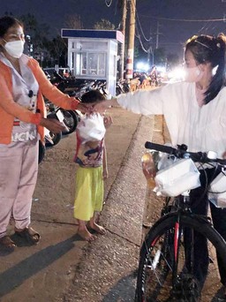 Cô gái đi xe đạp giúp người