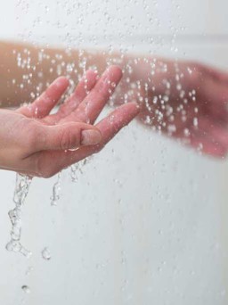 Những lợi ích không ngờ của thói quen tắm nước lạnh