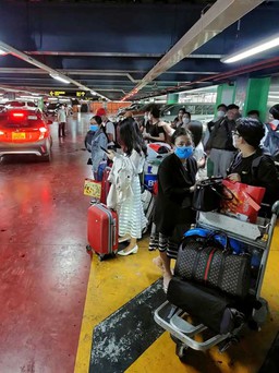 Bát nháo taxi tại sân bay Tân Sơn Nhất: Mở thêm làn cho phương tiện đón khách