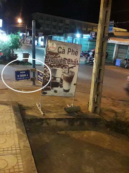 Biển tên đường bị tụt xuống đất