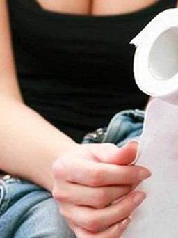 Đi vệ sinh: Dùng giấy hay vòi rửa tốt hơn?