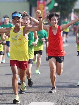 'Dị nhân' chạy bộ xuyên Việt gây quỹ cho trẻ em khó khăn