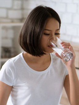 Chuyên gia: Nên uống nước trước hay đánh răng trước vào buổi sáng?