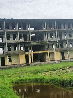 Những công trình 'làm nghèo' đất nước: Trường tiền tỉ đang xây dở thì bỏ hoang