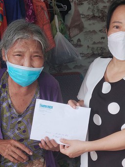 Trao tiền bạn đọc hỗ trợ bà cụ lượm ve chai nuôi hai cháu nhỏ
