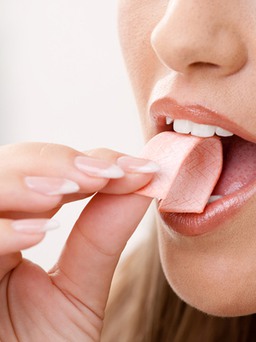 Rủi ro từ trào lưu nhai kẹo cao su để có hàm đều và đẹp
