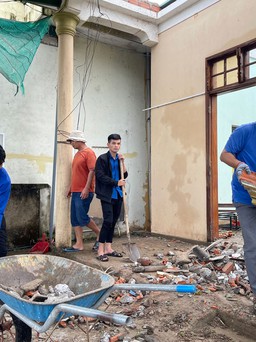 Giúp dân sau cơn lốc xoáy