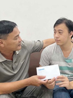 Trao học bổng Nguyễn Thái Bình - Báo Thanh Niên cho sinh viên mồ côi Thào A Khay