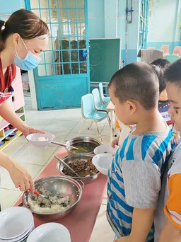 'Căng não' với bữa ăn bán trú 27.000 đồng