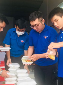 Đội tình nguyện phục vụ cơm chay cho người khó khăn