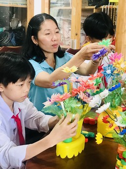 Cô giáo 'biến' rác thành hoa để giúp đỡ học sinh nghèo