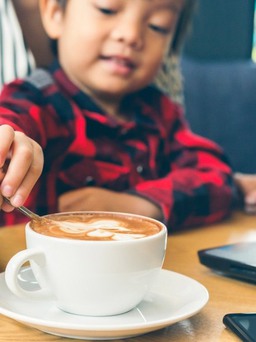 Vì sao không nên cho trẻ dưới 12 tuổi uống cà phê?