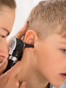 Cậu bé phát hiện kịp thời ung thư máu nhờ dấu hiệu lạ ở tai