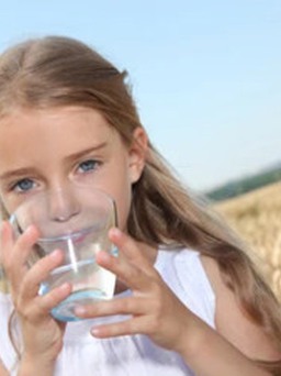 Chuyên gia giải thích 'uống nước ấm hay nước lạnh tốt hơn?'
