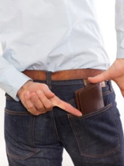 Nên để ví trong túi trước hay túi sau của quần để không hại sức khỏe?