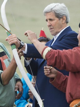 Ngoại trưởng Mỹ tập bắn cung trên quê hương Thành Cát Tư Hãn