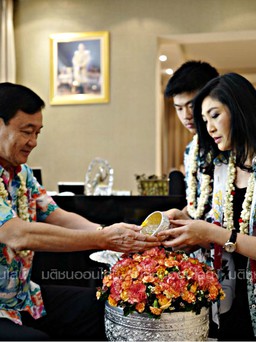 Bà Yingluck ‘rửa tay’ cho ông Thaksin ở Dubai nhân lễ té nước