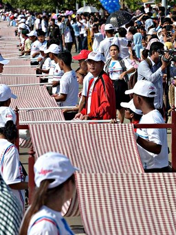 Campuchia lập kỷ lục thế giới về khăn rằn dài nhất