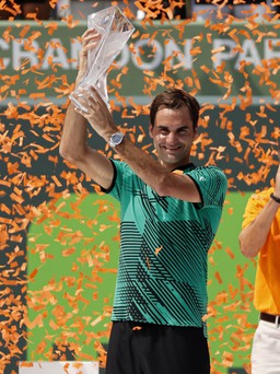 Hạ Nadal, 'tàu tốc hành' Federer tiếp tục bay cao