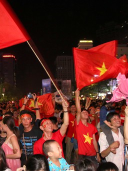 CĐV Việt vỡ òa với niềm vui chiến thắng ở Bacolod
