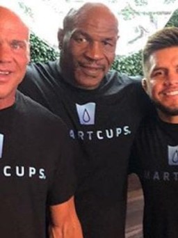 Mike Tyson miệt mài tập luyện với huyền thoại WWE Kurt Angle