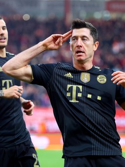 Kết quả vòng 10 Bundesliga: Tiếp tục lập cú đúp, Lewandowski giúp 'Hùm xám' giữ ngôi đầu