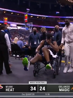 Wendell Carter phải rời sân bằng xe lăn vì chấn thương đầu gối