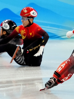 VĐV trượt băng Trung Quốc bị 'ném đá' vì chơi xấu đối thủ trên đường đua
